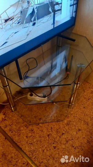 Стеклянный столик под телевизор