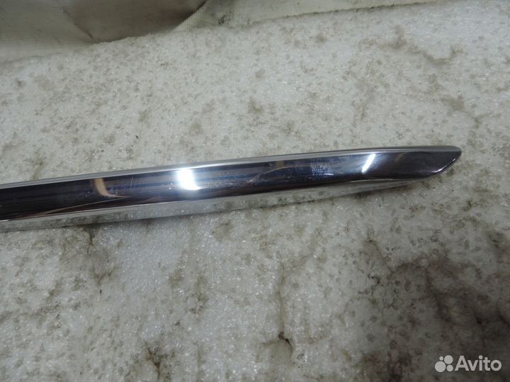 Молдинг решетки радиатора левый Mitsubishi Pajero