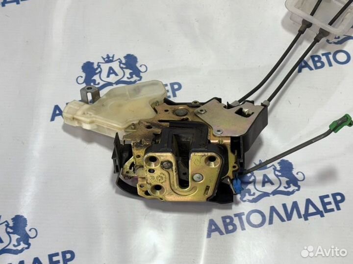 Замок двери передний правый Nissan Primera P12