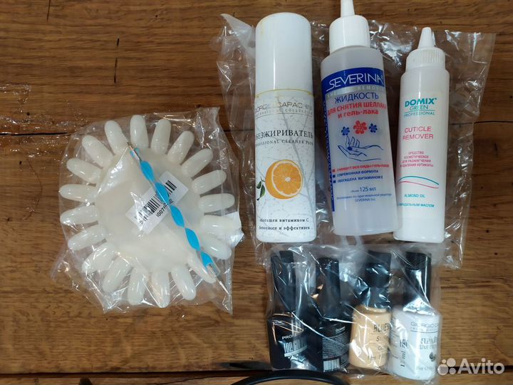 Лампа и материалы для наращивания ногтей