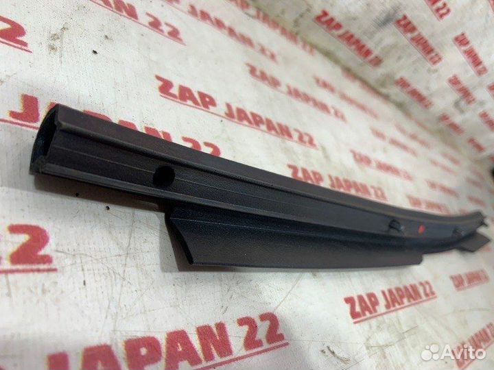 Уплотнитель крыла передний правый Toyota Land