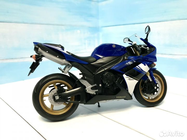 Модель мотоцикла Yamaha YZF R1 1:10