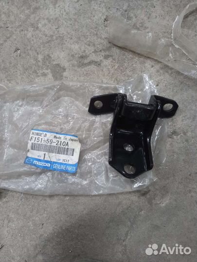 Петля двери передняя Mazda 3 2006-2009