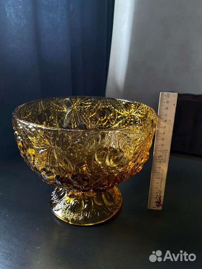 Ваза для фруктов на ножке