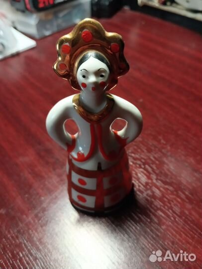 Статуэтка фарфор барышня