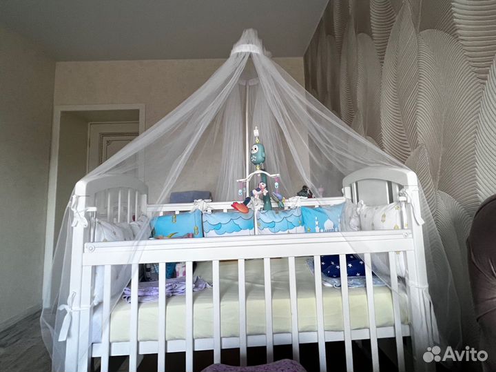 Детская кровать и комод