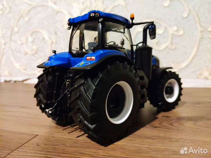 Модель 1:32 Трактор New Holland T8.435