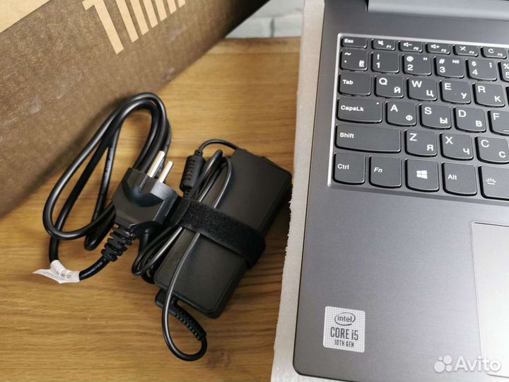 Ноутбук Lenovo в коробке