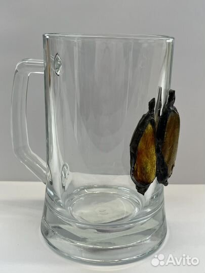 Пивной бокал с янтарем