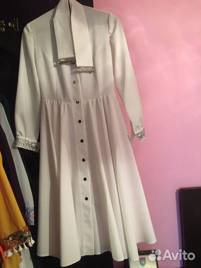 Белое вечернее платье