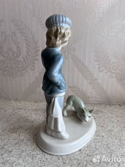 Фарфоровая статуэтка девочка с собакой