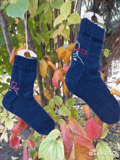 Шерстяные носки вязанные с вышивкой