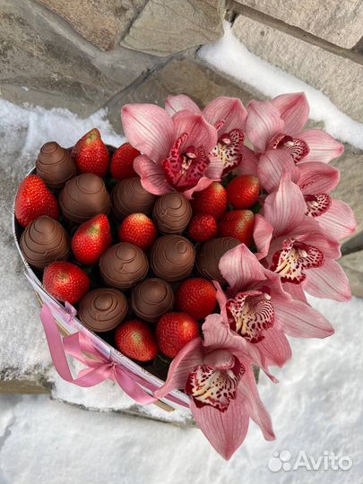 Композиции из клубники в шоколаде с цветами