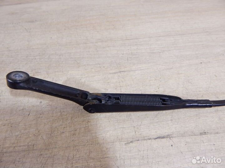 Поводок стеклоочистителя правый Audi A4 B5