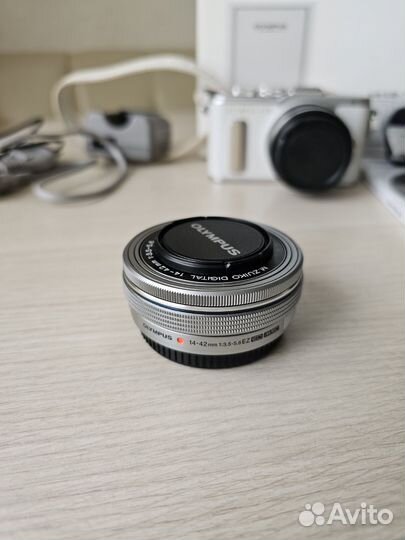 Olympus pen E-pl 8 + 2 объектива, полный комплект