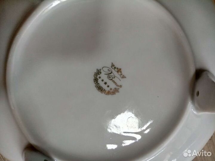 Фарфоровое блюдо на ножках новое