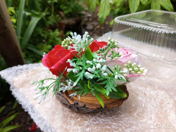 Букет цветов на спиле акации, подарок