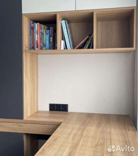 Угловой письменный стол со шкафом/ рабочая зона