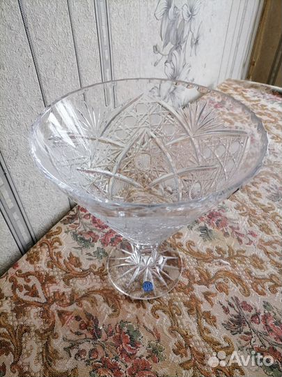 Ваза для фруктов на ножке