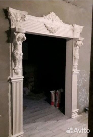 Кариатида-статуя женщины из гипса