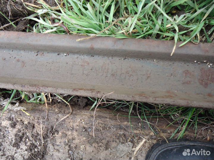 Старинный отрезок рельса узкоколейной ж/д