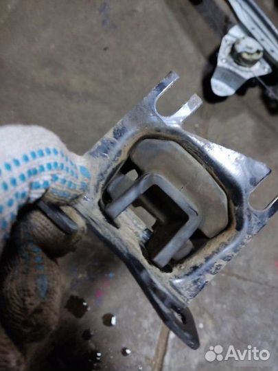 Опора кпп левая Лада Ларгус Кросс