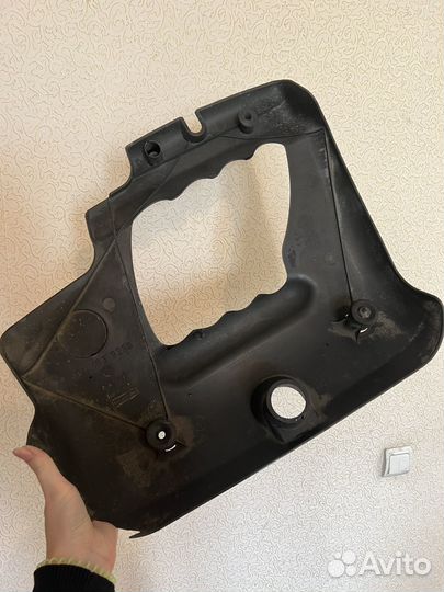 Крышка двигателя