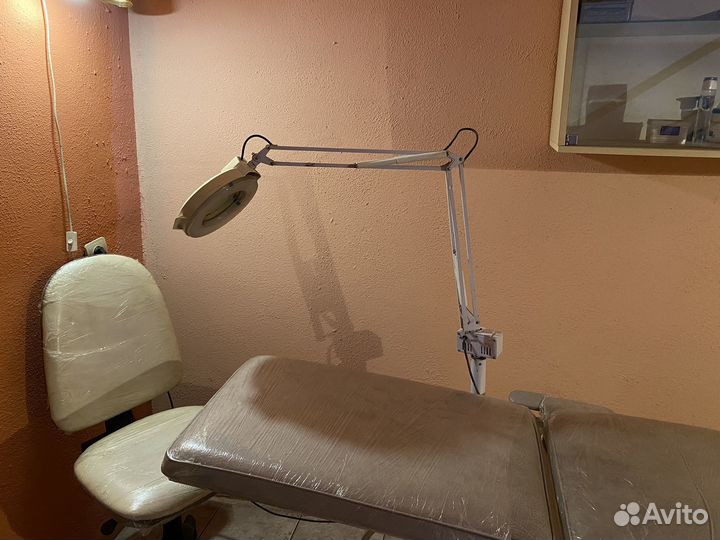 Кресло для косметолога с лампой, мойка