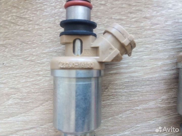 Продам новые топливные форсунки Tayota levin 110