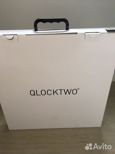 Интерьерные настенные часы Qlocktwo