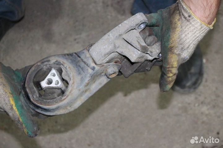 Верхний кронштейн кпп Mazda 3 BL