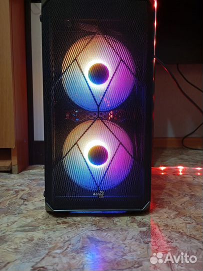 Игровой компьютер с монитором и клавиатурой