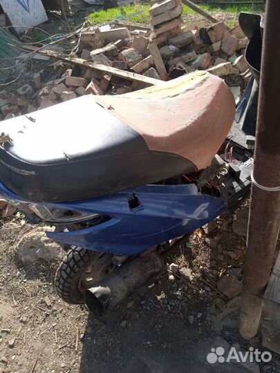 Скутер на ходу надо приложить руки и все