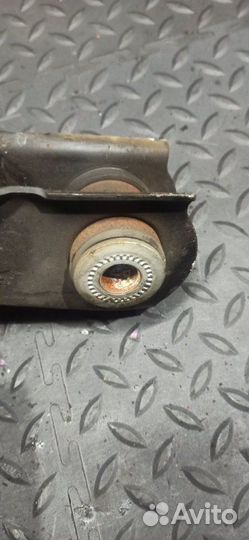 Рычаг нижний передний правый Toyota Granvia VCH10