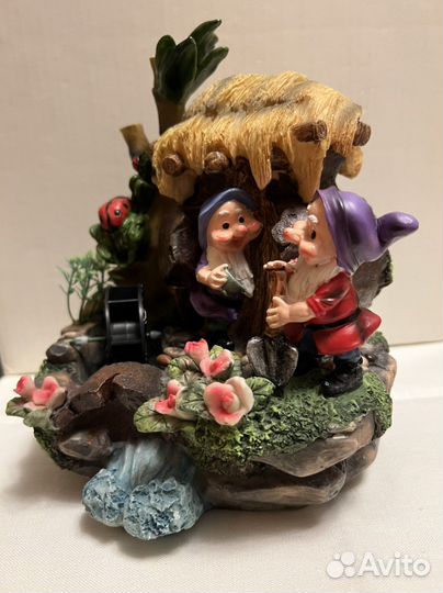 Декоративный фонтан с гномами