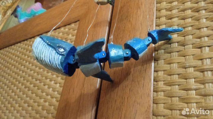 Деревянный кит с рыбками ручной работы)