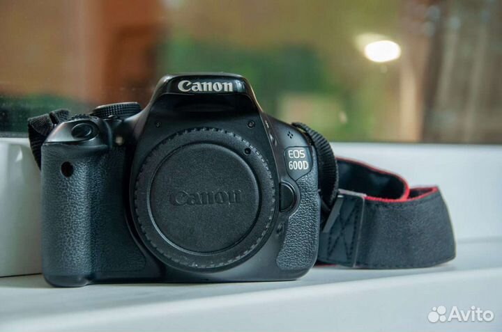 Зеркальный фотоаппарат Canon 600d