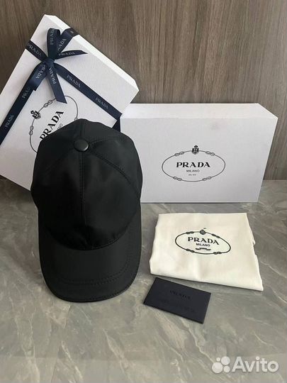 Кепка черная Prada