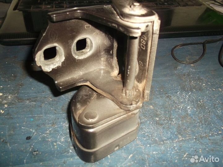 Петля двери задней правой нижняя (Renault Megane)