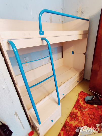 Двухъярусная кровать