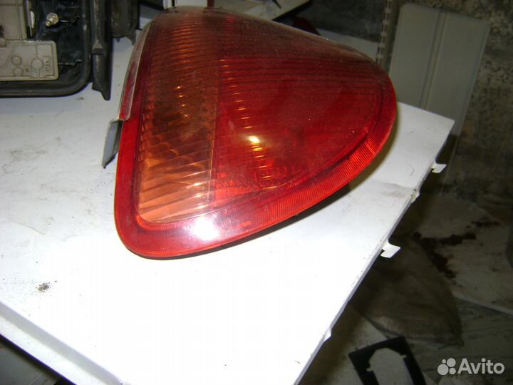 Фонарь задний левый Тойота Ярис Toyota Yaris