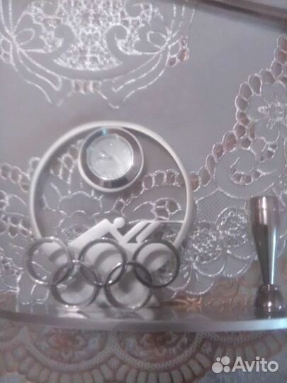 Подставка под ручку с ручкой и часами