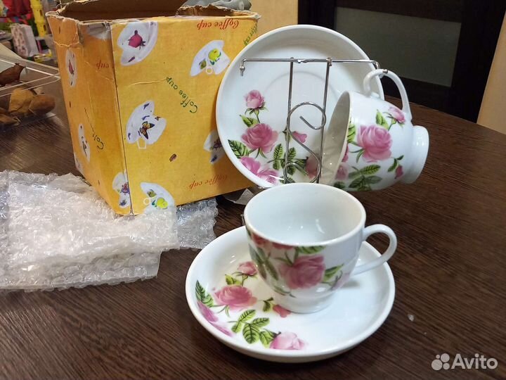 Кофейные чашечки с блюдцами на подставке