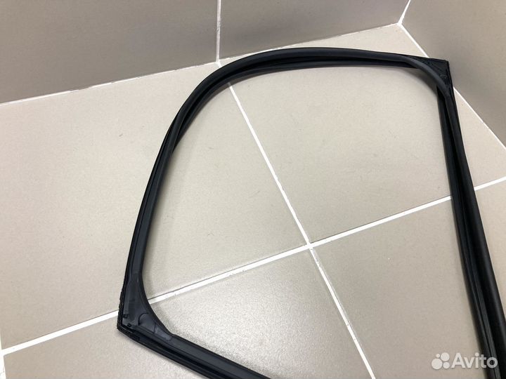 Уплотнитель стекла задней лев двери Chery Tiggo 4