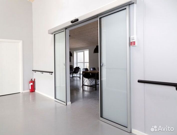 Двери раздвижные алюминиевые с электроприводом