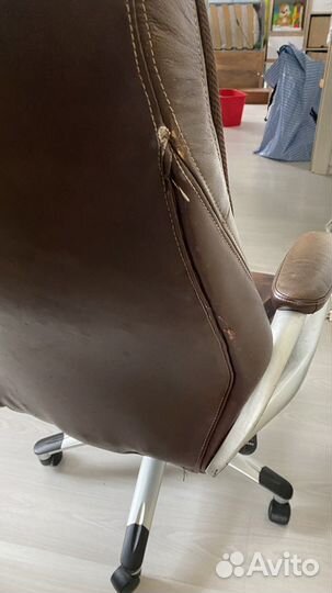 Офисное кожаное кресло