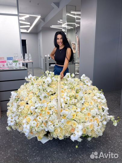 Оромная корзина с цветами