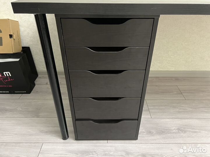 Стол + тумбочка в подарок