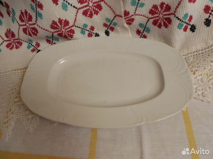 Старинные тарелки и блюда для сервировки стола