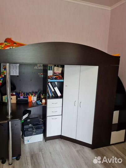 Детская кровать чердак со столом и шкафом